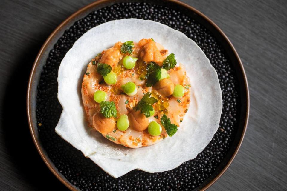 Uno de los platos más destacados de Leku Fish & Garden es el tartar de viera, vieiras de Hokkaido con caviar Tobiko, manzana verde, cebollas crujientes y uni.