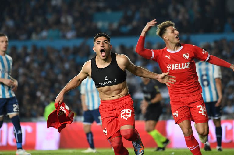 Grita con alma y vida Braian Martínez, que acaba de convertir el penal para el 2-0 de Independiente en el Cilindro, por la Copa de la Liga Profesional; atrás, Chaco Giménez, mirando a la gente de Racing.