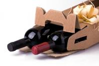 <b>Le bottiglie</b><br><br>Con una bottiglia di vino si va sempre sul sicuro. Essendo un regalo va curato: no al vino da supermercato e sì a <b>vino di enoteca</b> e di qualità molto pregiata, quello che raramente una persona compra per sé ma che adora ricevere in dono. Scegliete un vino raro, un’<b>etichetta illustre</b> o prodotto da un vitigno particolare. <br>Come il vino, anche una bottiglia di champagne pregiato è un regalo elegante e d’effetto. Se lo state regalando a chi vi ha invitato a cena e non sapete qual è il menu della serata, rispettate ancora una volta il galateo e optate per un vino da dessert, <b>spumante o champagne</b>.