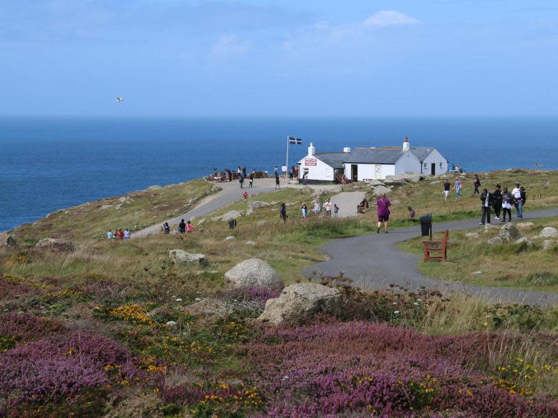 Land's End sieht ruhig und entspannt aus, doch vor allem zur Hochsaison treten sich hier die Massen auf die Füße. Foto: Hilke Segbers