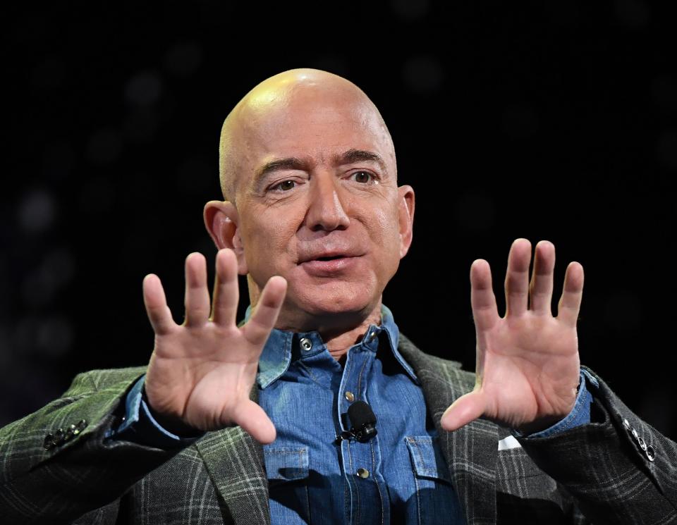 Jeff Bezos mixt Jeanshemden gerne mit Sakkos (Bild: Getty Images)