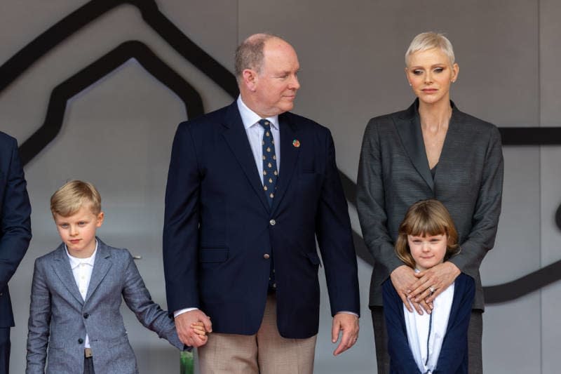 Charlene de Mónaco con Alberto de Mónaco y sus hijos