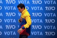 El candidato presidencial opositor Henrique Capriles llega a su comando electoral para reconocer su derrota, el 7 de octubre de 2012 en Caracas. (AFP | eitan abramovich)