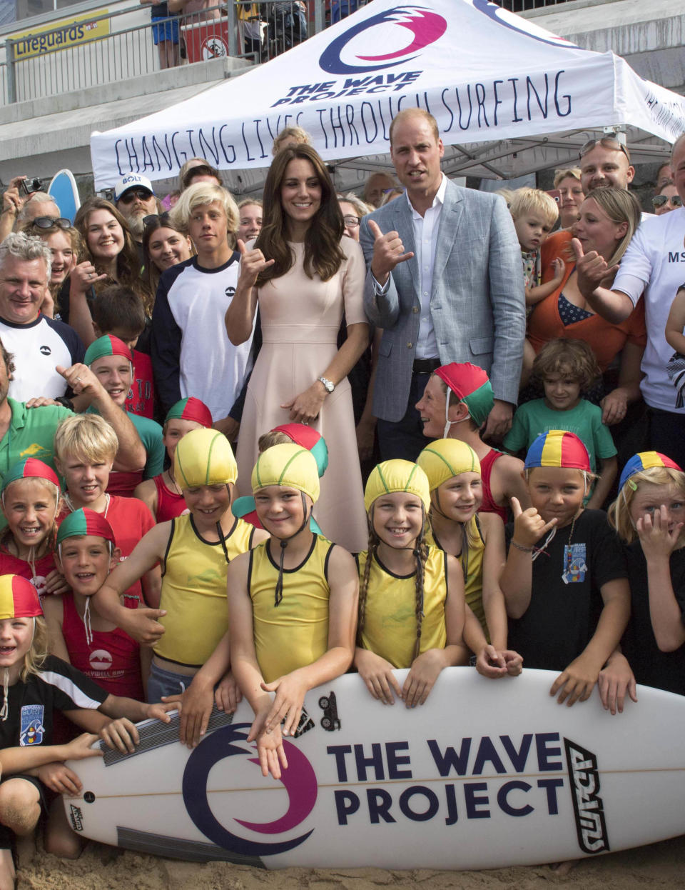 <p>Ins Wasser ging es für Kate und William bei ihrem Besuch des „Wave Project“ in Cornwall zwar nicht, die richtige Surfer-Attitude haben sie dennoch direkt adaptiert. Beim Fototermin wollten sie gar nicht aufhören, das für Wellenreiter typische Shaka-Handzeichen zu machen.<br>(Bild: AP Images/KGC-375/STAR MAX/IPx) </p>