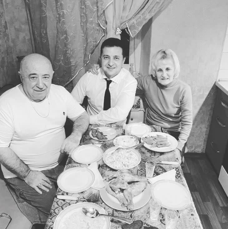 澤倫斯基熱重視家庭，家人都留在烏克蘭。 圖為澤倫斯基與父母。（圖／翻攝自澤倫斯基ig zelenskiy_official）