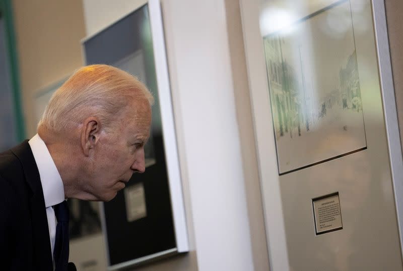 El presidente de Estados Unidos, Joe Biden, recorre el Centro Cultural Greenwood durante una visita para conmemorar el centenario de la masacre de Tulsa de 1921, en Tulsa, en el estado de Oklahoma, Estados Unidos.