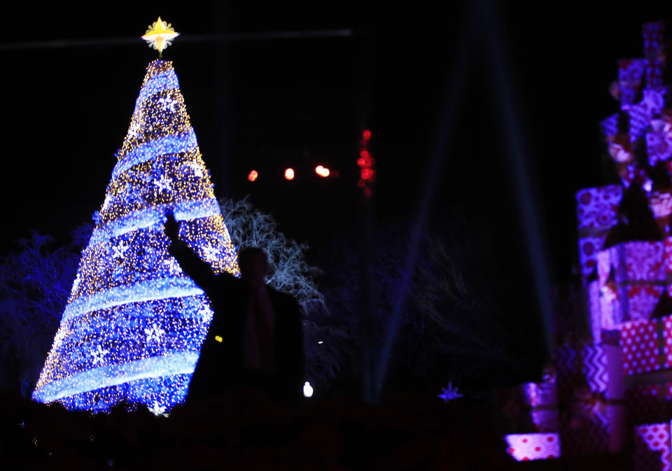 <p>President Donald Trump waves as he leaves with first lady Melania Trump at the lighting ceremony for the 2017 National Christmas Tree on the Ellipse near the White House in Washington, Thursday, Nov. 30, 2017. (Photo: Manuel Balce Ceneta/AP) </p>