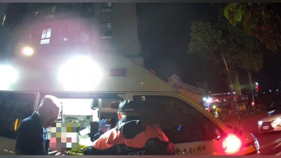 員警將李民送上救護車並確認李民家屬已在醫院等候。（記者薛秀蓮翻攝)