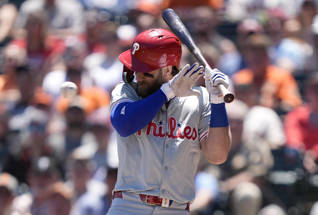 Este lanzamiento de Kyle Harrison, pitcher de los San Francisco Giants, pasó muy cerca de la cabeza de Bryce Harper, de los Philadelphia Phillies, por poco provocando una pelea exactamente a 7 años del duelo entre Harper y Hunter Strickland. (Foto: Thearon W. Henderson/Getty Images)