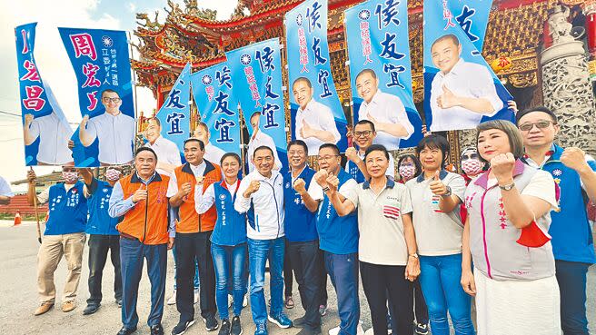 國民黨在台南市第1選區立委選情炒不熱，總統選情混沌不明，令藍營支持者焦慮。圖為國民黨總統參選人侯友宜（前排左四）8月26日到後壁區泰安宮參拜，多位藍營人士陪同。（本報資料照片）