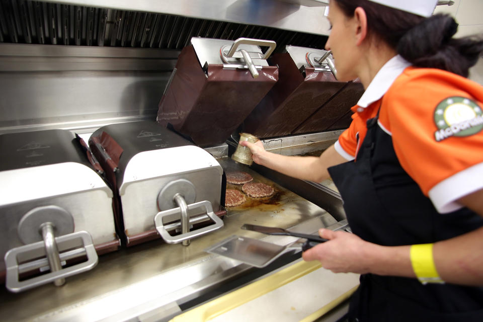 Una trabajadora de McDonald's en la cocina. (Foto: Hannelore Foerster/Getty Images)