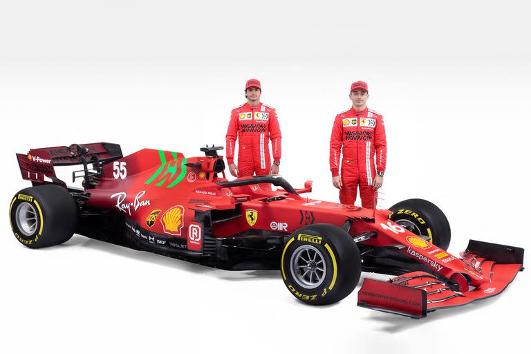 Carlos Sainz y Charles Leclerc posan antes de la temporada 2021 de Ferrari; están firmes en sus butacas.