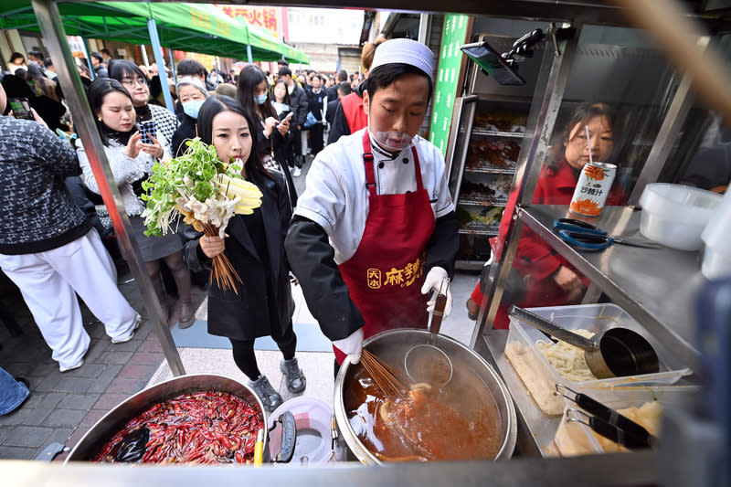 中國餐飲市場嚴峻 第一季關店激增2倍 據陸媒21日報導，中國餐飲業營收雖然增長，市場環 境卻更加嚴峻。今年第一季，餐飲相關企業註銷、吊 銷量達到45.9萬家，比去年同期激增逾2倍。圖為3月 14日，甘肅天水，當地麻辣燙爆紅後吸引排隊人潮。 （中新社提供） 中央社  113年4月23日 