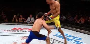 Edson Barboza Flying Knee Knockout