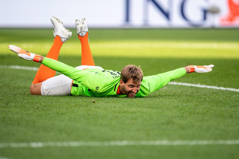 Bauchlandung im neuen Leben. Nowitzki hatte im Sommer Eins nach dem Karriereende sichtlich Spaß bei seinem Benefiz-Kick, "Champions for Charity", in der BayArena in Leverkusen. (Bild: Marius Becker/picture alliance via Getty Images)