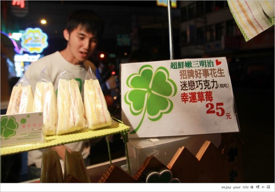 [台中夜市美食] 『媛仔の店吐司專賣』東山夜市創意美食好好吃！爆漿吐司從吐司到熱騰騰的內餡都好過癮