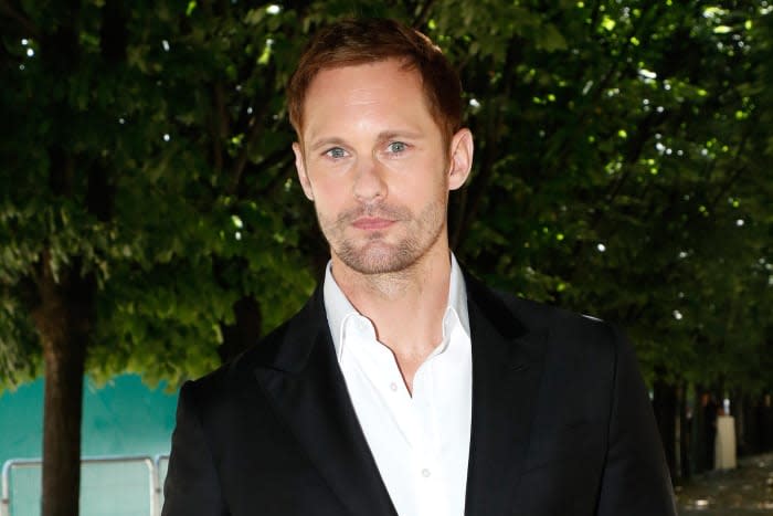 Alexander Skarsgård confirma su paternidad con Tuva Novotny, en la presentación de Succession 4