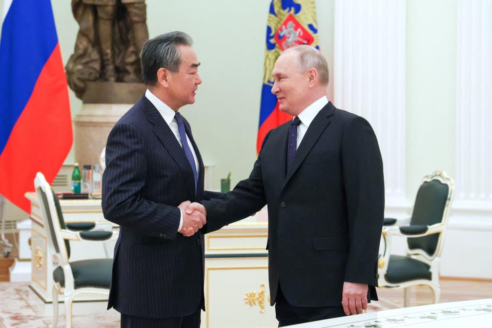 中共中央外事工作委員會辦公室主任王毅（左）22日在莫斯科與俄羅斯總統普丁（右）會面。圖／Getty Images