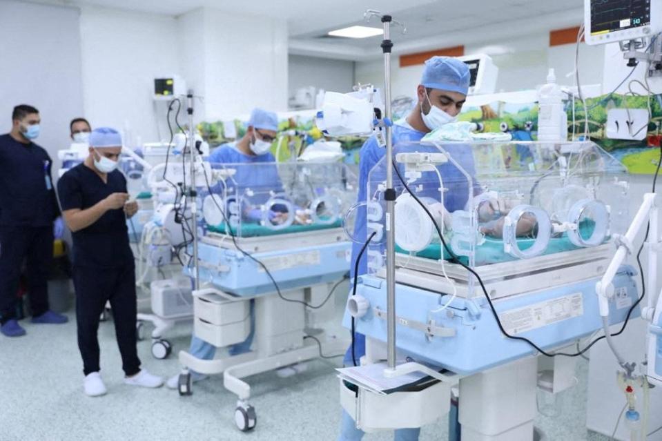 2023年11月20日，埃及開羅省新行政首都區（New Administrative Capital）的醫院接收加薩希法醫院來的早產兒。路透社