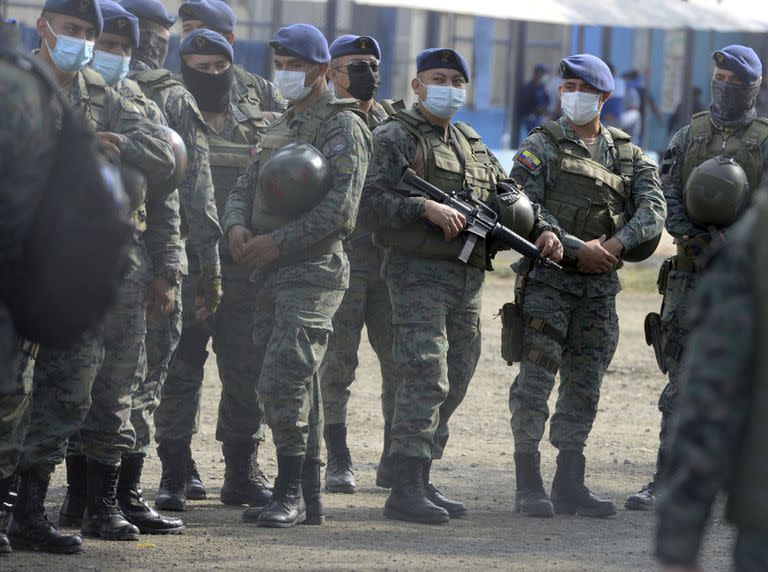 Soldados en la penitenciaría del Litoral luego de que más de 100 reclusos murieran durante un motín en la prisión, en Guayaquil, Ecuado. (AP Foto/José Sánchez)