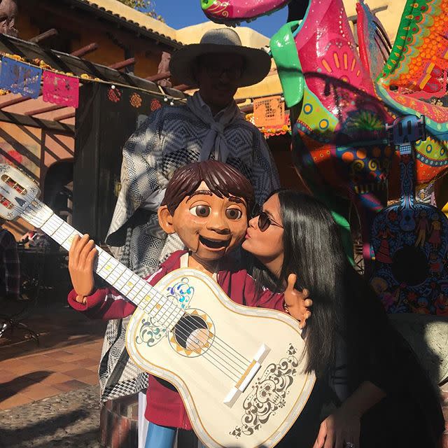 Salma Hayek feliz con la presencia de Coco en el parque Disney. <a href="https://www.instagram.com/salmahayek/?hl=en" rel="nofollow noopener" target="_blank" data-ylk="slk:Foto: Salma Hayek/Instagram;elm:context_link;itc:0;sec:content-canvas" class="link ">Foto: Salma Hayek/Instagram</a>