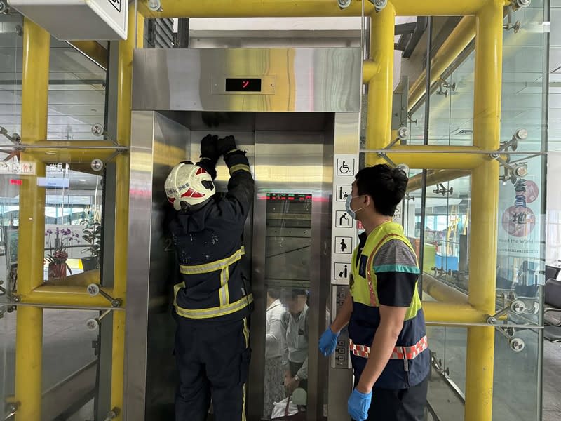 台鐵員林車站第1月台電梯18日上午8時許發生故障，三名旅客受困近15分鐘。（中央社／民眾提供）
