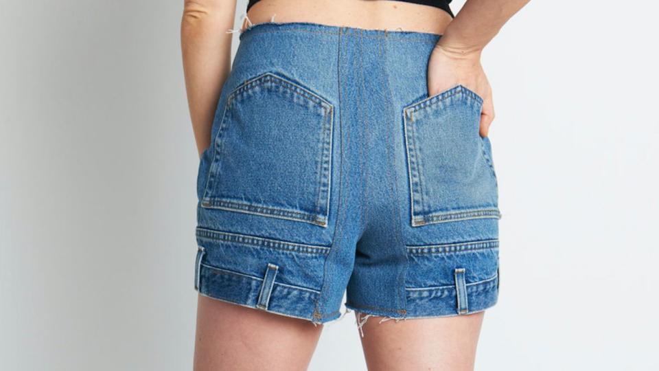 <p>Als Jeans-Shorts gibt es die Upside-Down-Jeans ebenfalls, hier sogar mit funktionalen, wenn auch auf den Kopf gestellten Gesäßtaschen. Wer schon immer den Gürtel um die Beine tragen wollte kann sich die Jeans für umgerechnet 420 Euro und die Shorts für 330 Euro kaufen. (Bild: CIE) </p>