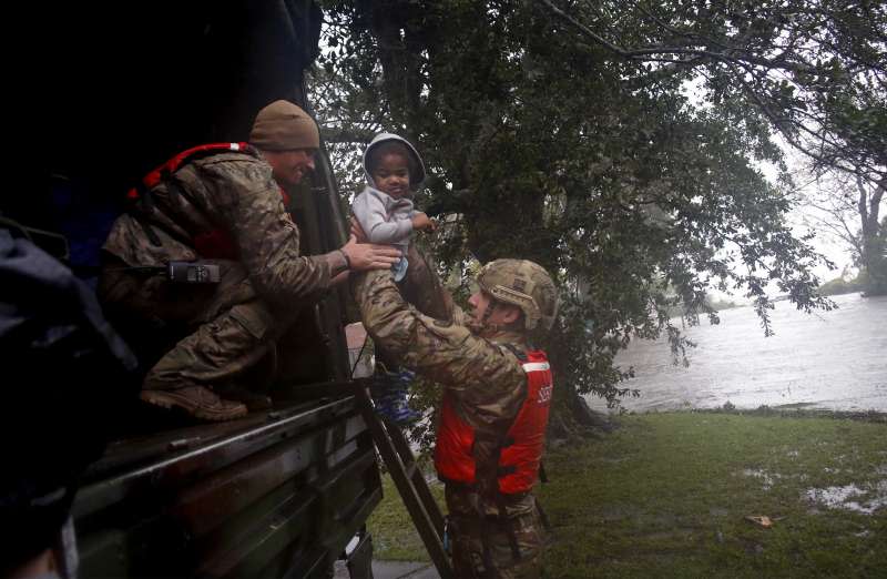 北卡羅來納州河口小鎮新伯恩在這場颶風淹水嚴重，該州國民警衛隊協助當地居民緊急撤離（AP）
