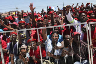 Lors d’un meeting du parti des Combattants pour la liberté économique, dirigé par le controversé Julius Malema, à Marikana, en Afrique du Sud, en octobre 2013.. PHOTO JOAO SILVA/THE NEW YORK TIMES