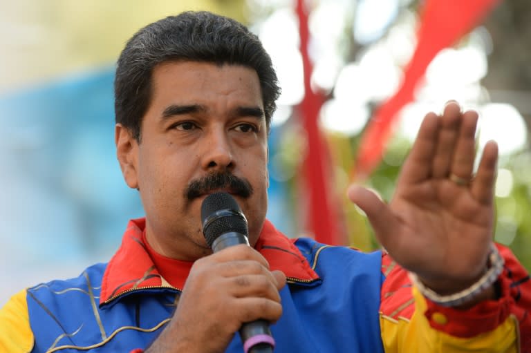 Venezuelan President Nicolas Maduro delivers a speech in front of the Miraflores presidential palace, in Caracas on November 21, 2015