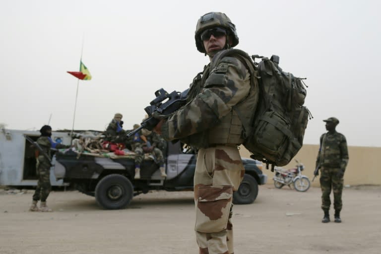 Un soldat français patrouille avec des soldats maliens à Kidal, au Nord du Mali, le 27 juillet 2013