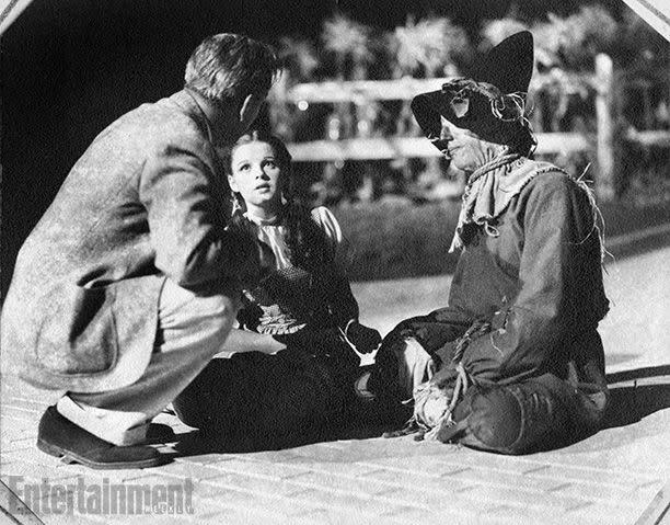 Digitized by the Margaret Herrick Library Digital Studio Victor Fleming directing Judy Garland and Ray Bolger behind the scenes on 'The Wizard of Oz'