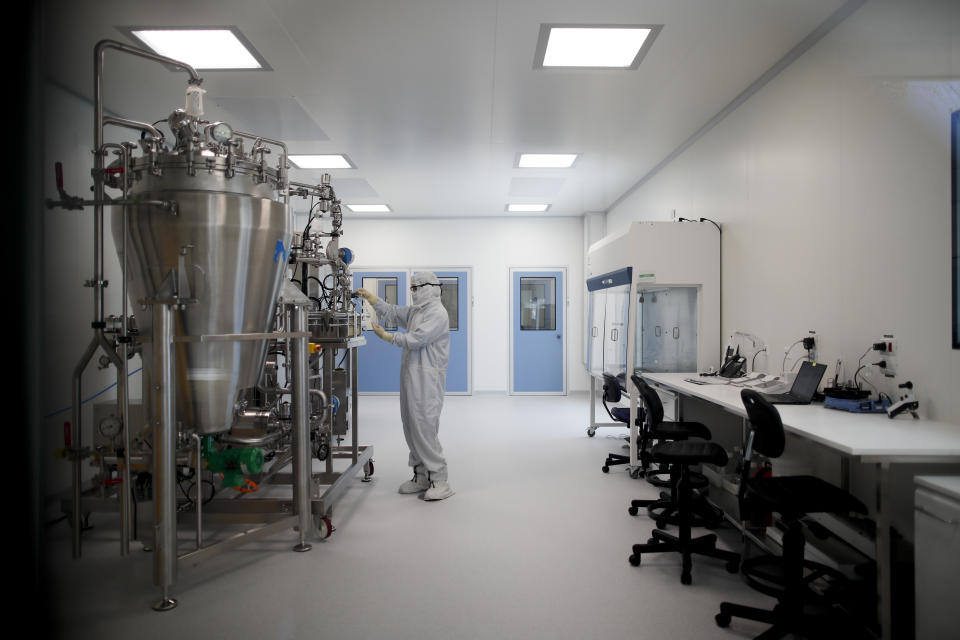 Un técnico de laboratorio trabaja en la compañía biofarmacéutica mAbxience en Garin, Argentina, el viernes 14 de agosto de 2020. (AP Foto/Natacha Pisarenko)