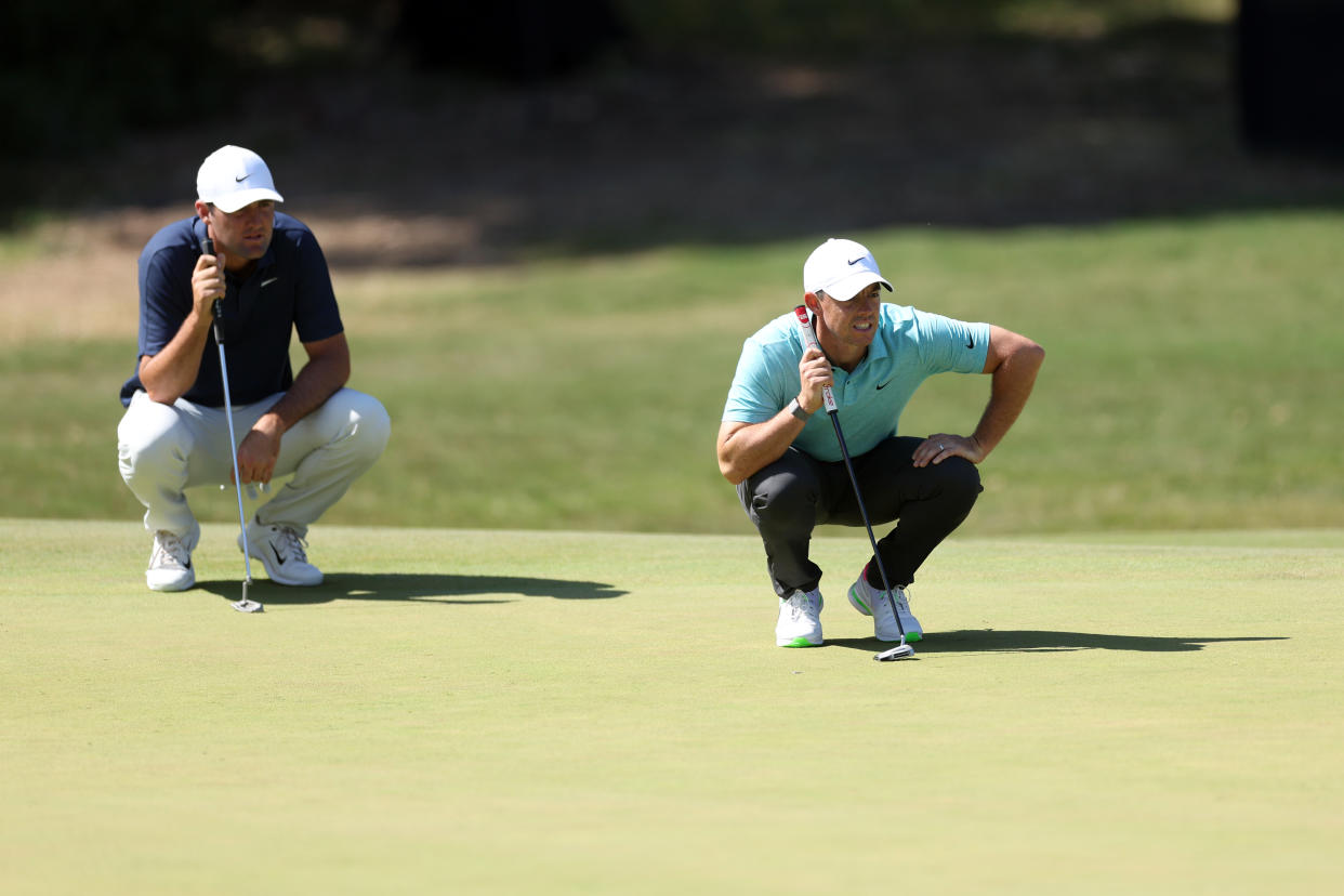 LOS ANGELES, CALIFORNIA - JUNE 18: Rory McIlroy of Northern Ireland and Scottie Scheffler of the United States line up putts on the sixth green during the final round of the 123rd U.S. Open Championship at The Los Angeles Country Club on June 18, 2023 in Los Angeles, California. (Photo by Sean M. Haffey/Getty Images)
