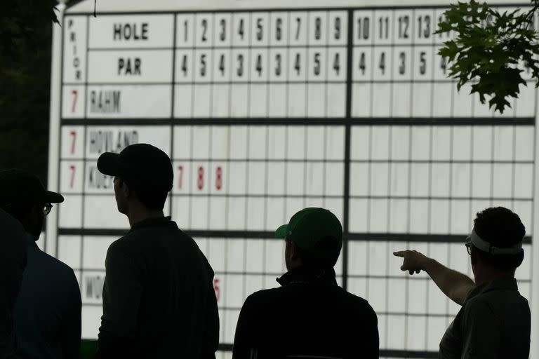 Durante la segunda rueda, el público observa el tablero en el sexto hoyo en el Augusta National Golf Club.