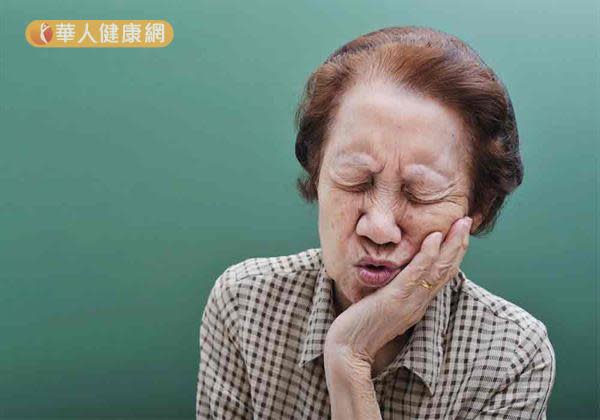 彰化縣1名83歲的謝奶奶看過5位醫師、試過多種藥劑及偏方，其舌頭下緣約3公分大的潰瘍，在歷經2個月後卻始終好不了，嚴重影響其日常生活。（圖片僅為示意，非當事人）