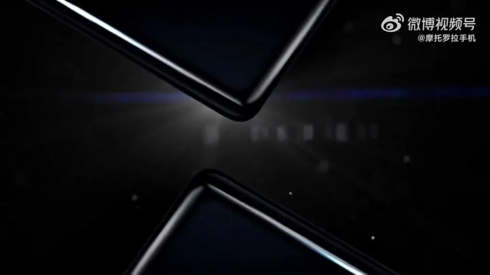 Bordas do Moto X40 serão completamente curvadas (Imagem: YouTube/Sparrows News)