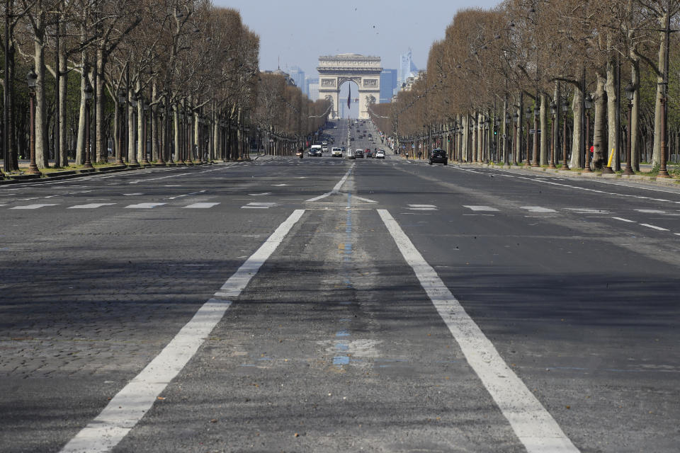 Fotografía de archivo del 19 de marzo de 2020 de la prácticamente vacía avenida Campos Elíseos en París. (AP Foto/Michel Euler)