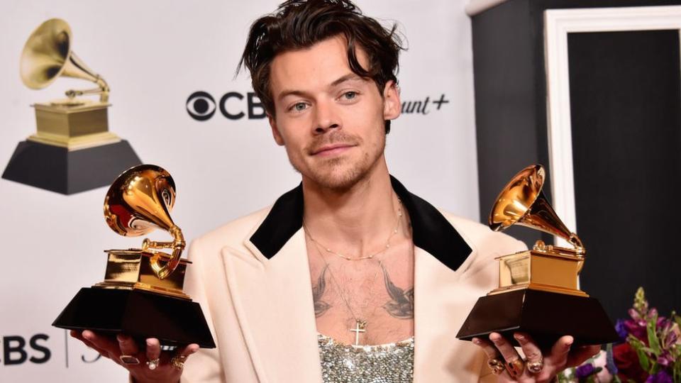 Harry Styles con los dos Grammy que obtuvo.