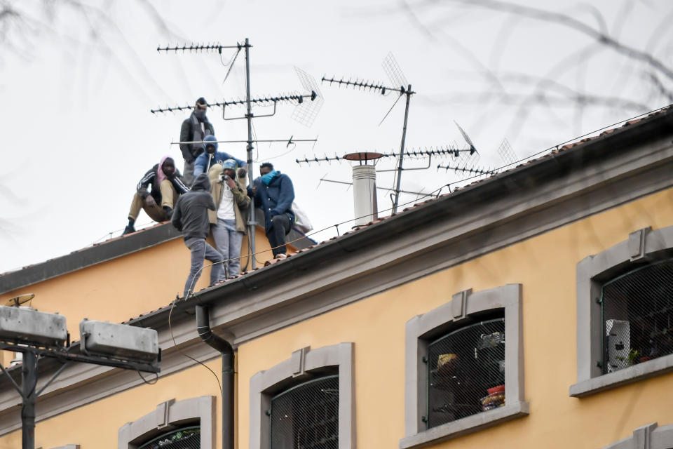 La sospensione dei colloqui ha fatto scattare la rivolta il 27 carceri. Sei finora le vittime, di cui tre a Modena. Gravi disordini a San Vittore, ma anche a Rebibbia, a Roma. Tentativi di evasione sono stati bloccati nel carcere di Foggia e in quello palermitano dell'Ucciardone. (Foto Claudio Furlan-LaPresse)