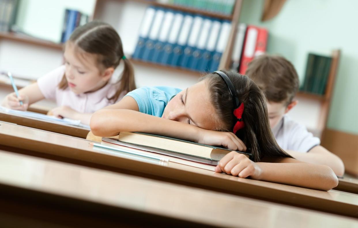 <a href="https://www.shutterstock.com/es/image-photo/tired-schoolgirl-sleeps-desk-111139517" rel="nofollow noopener" target="_blank" data-ylk="slk:Shutterstock / Karramba Production;elm:context_link;itc:0;sec:content-canvas" class="link ">Shutterstock / Karramba Production</a>