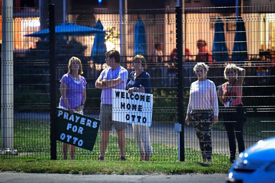 Local residents held signs of support at the airport. They were likely unaware of Otto’s condition.