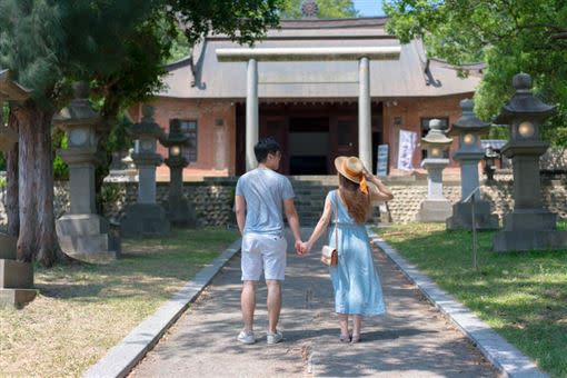 通霄神社充滿歷史味，還有免費的導覽員。（圖／徐酸酸的跑跳人生授權提供）