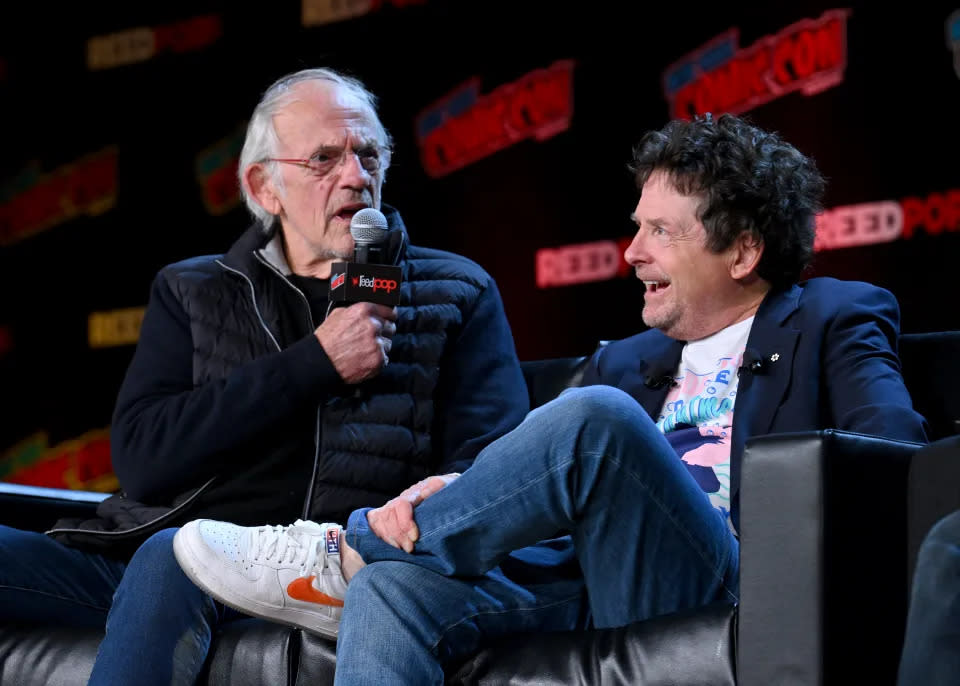 Christopher Lloyd und Michael J. Fox auf der Bühne bei der Zurück in die Zukunft Reunion während der New York Comic Con 2022. (Bryan Bedder/Getty Images für ReedPop)