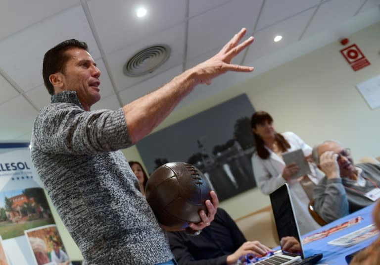 Ex-Valladolid right back Javier Torres is one of the former footballers who run workshops at the Madrid retirement home using football photos, programmes and memorabilia from days gone by to stimulate the residents' memories