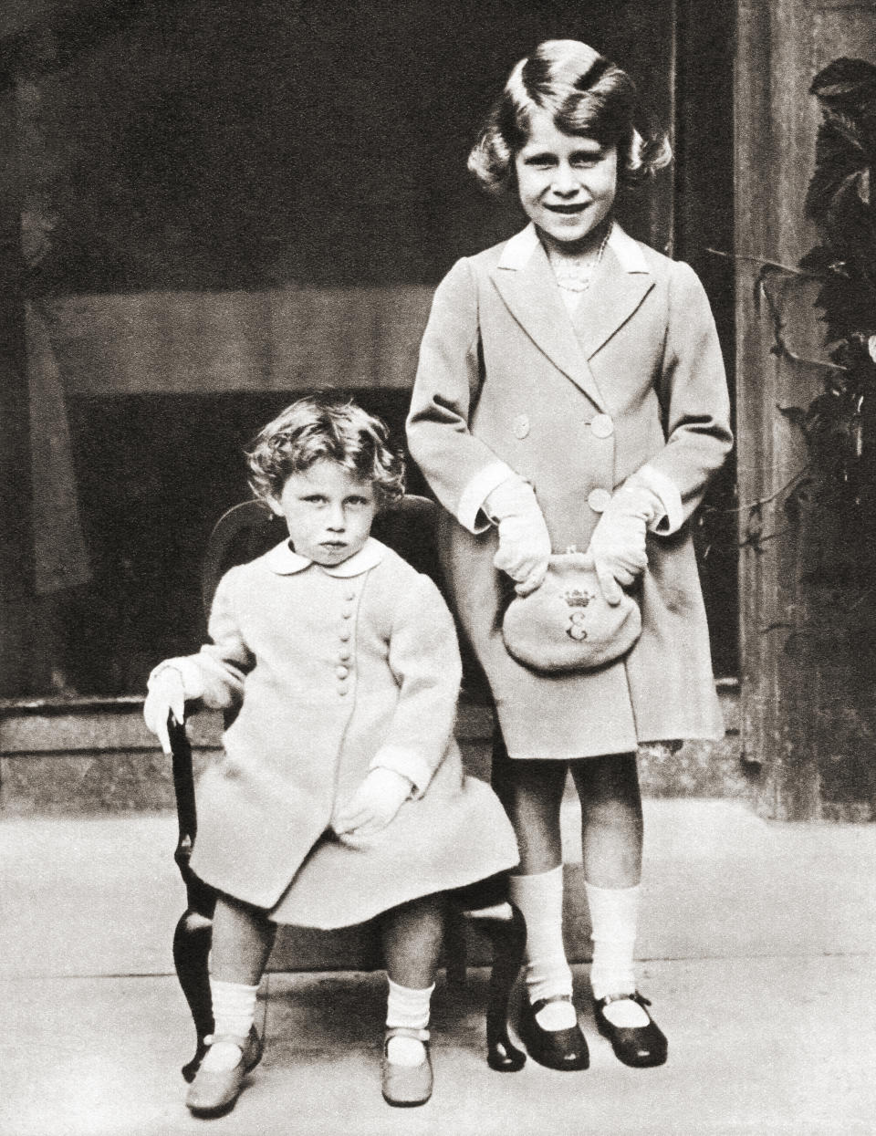 <p>1933 年，伊利沙伯公主與胞妹瑪嘉烈合照。（Getty Images）</p> 