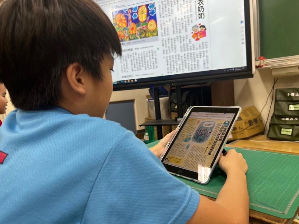 學生自主學習使用平板上Hami書城閱讀國語日報。（新北市教育局提供）