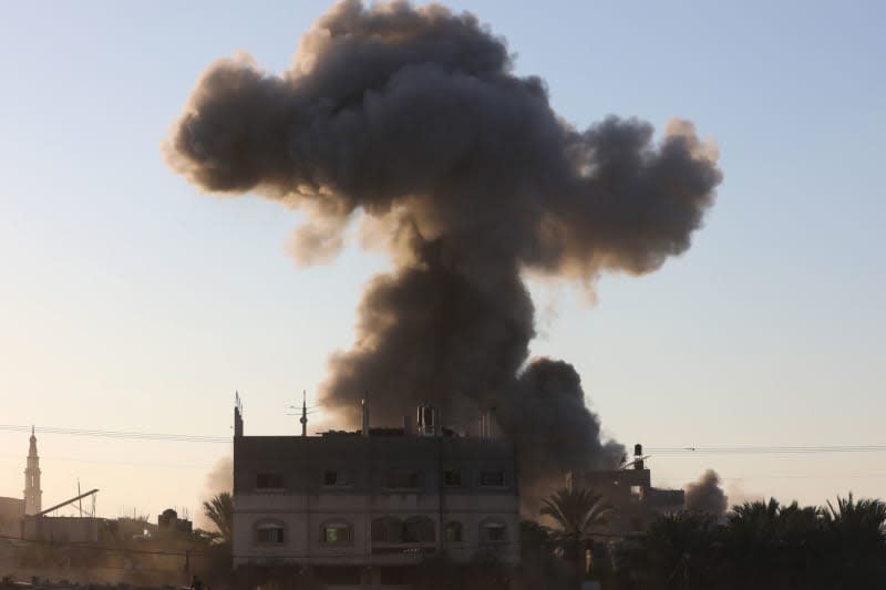 Heavy clouds of smoke following an Israeli military strike, amid the ongoing conflict between Israel and the Palestinian militant group Hamas, Omar Ashtawy/APA Images via ZUMA Press Wire/dpa