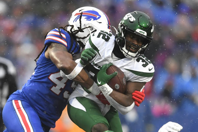 Buffalo Bills linebacker Tremaine Edmunds deploys hit stick at