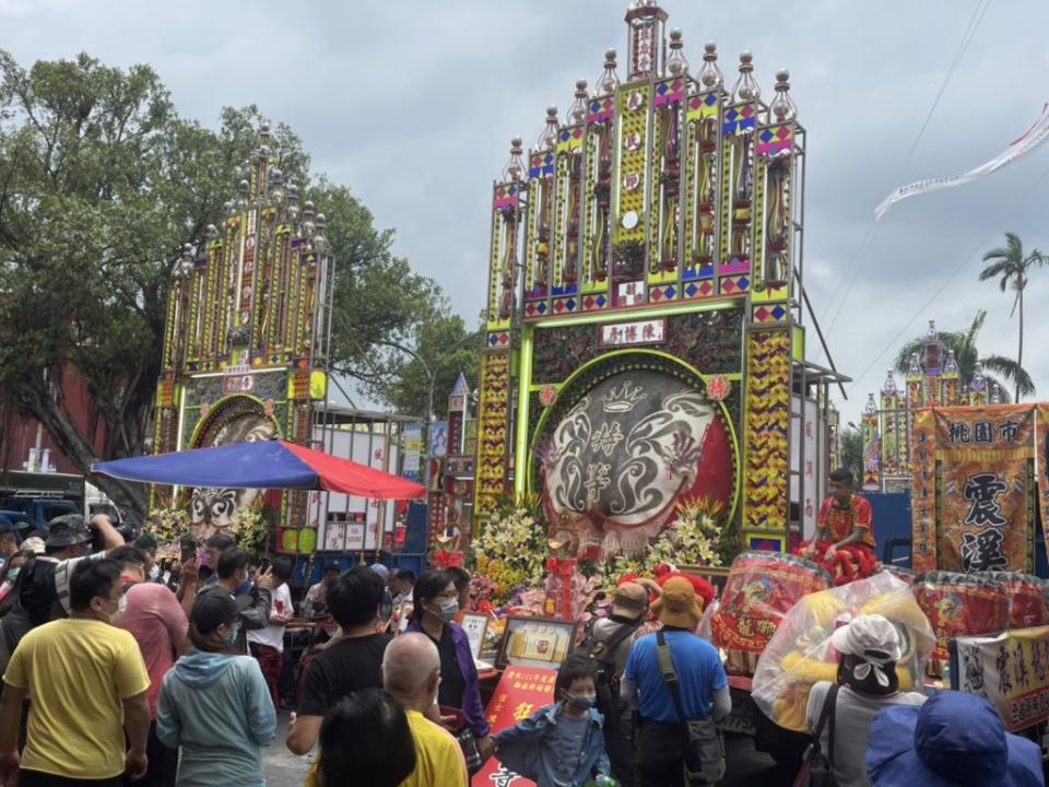 竹縣新埔義民祭，吸引民眾搶拍。(記者彭新茹攝)